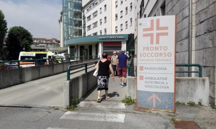 Ancora violenza negli ospedali: distrutta porta del Pronto soccorso