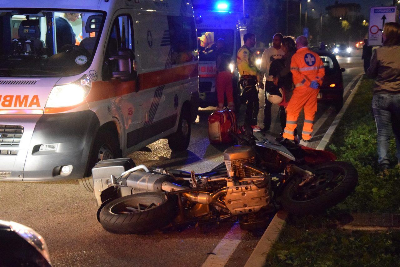 Frontale tra auto e moto: un morto e due feriti gravi