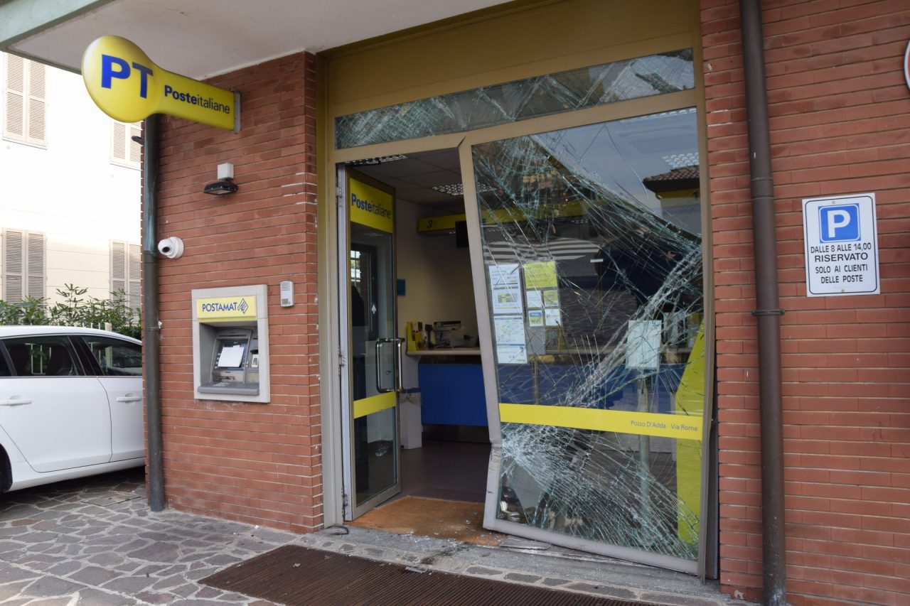 Vetrina sfondata per rapinare la Posta