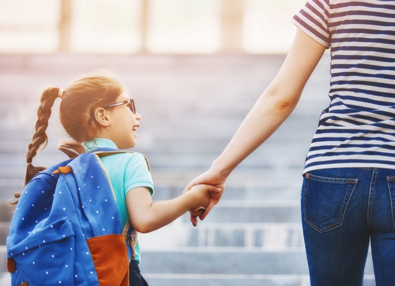 Passeggiate con i figli consentite, ma a un solo genitore