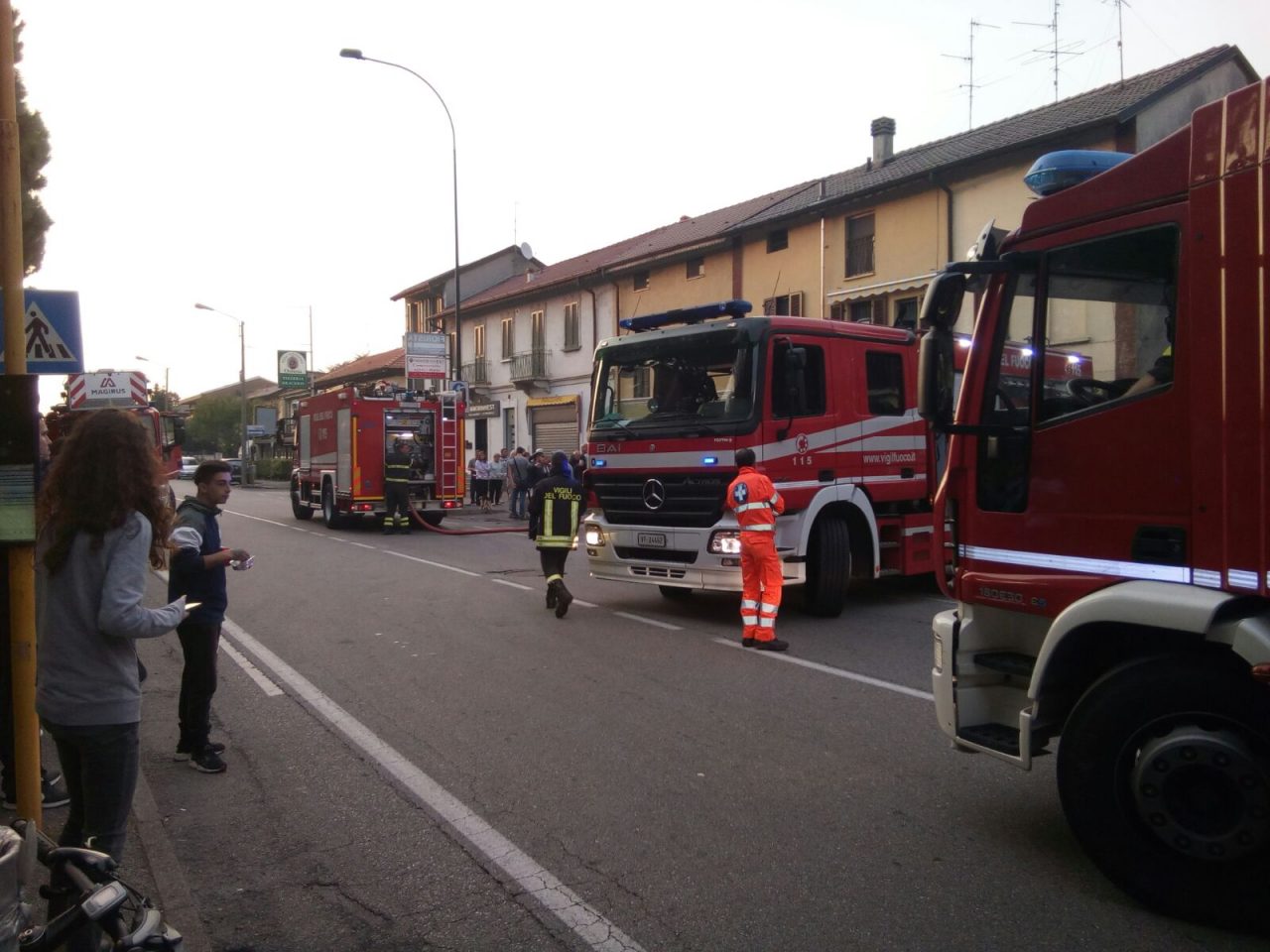 Incendio in una corte a Pantigliate TUTTE LE FOTO