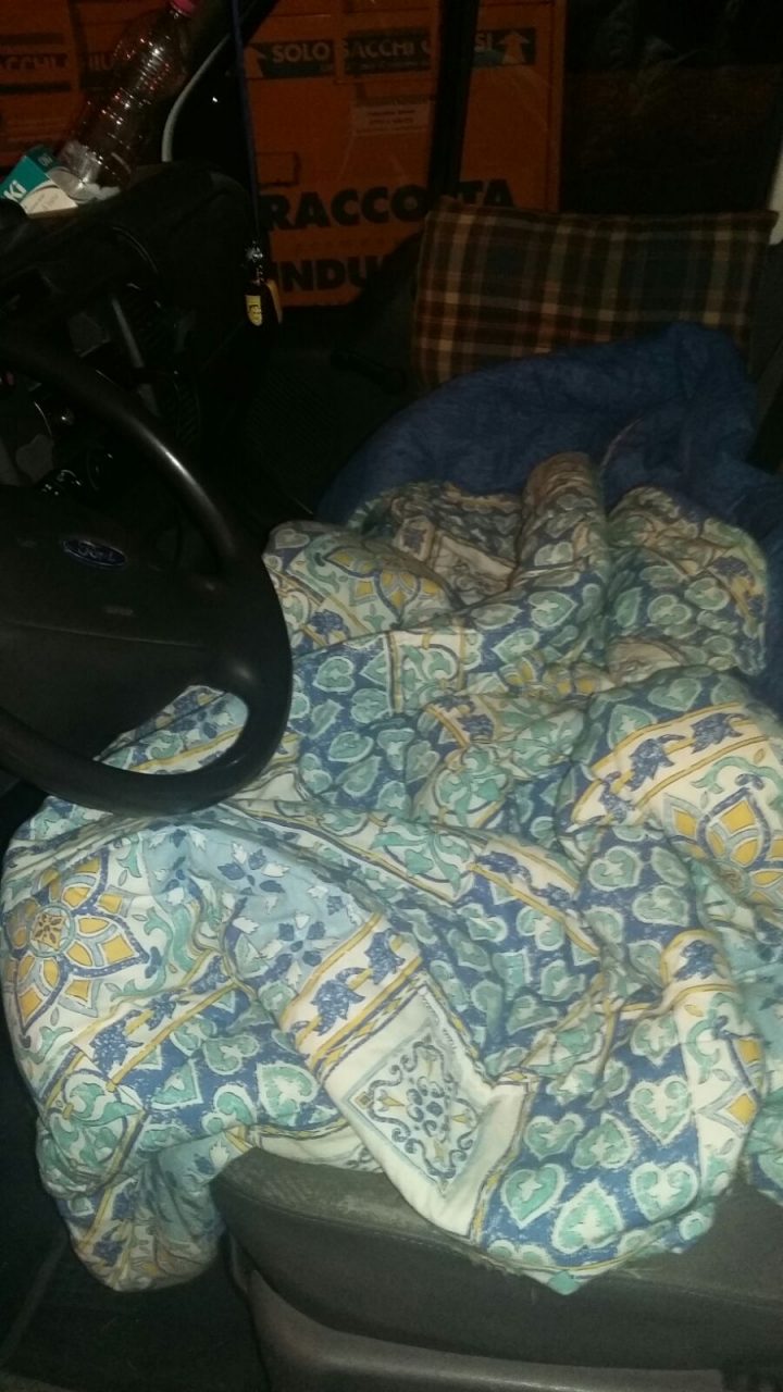 Un truffatore gli ha portato via tutto e ora vive in auto