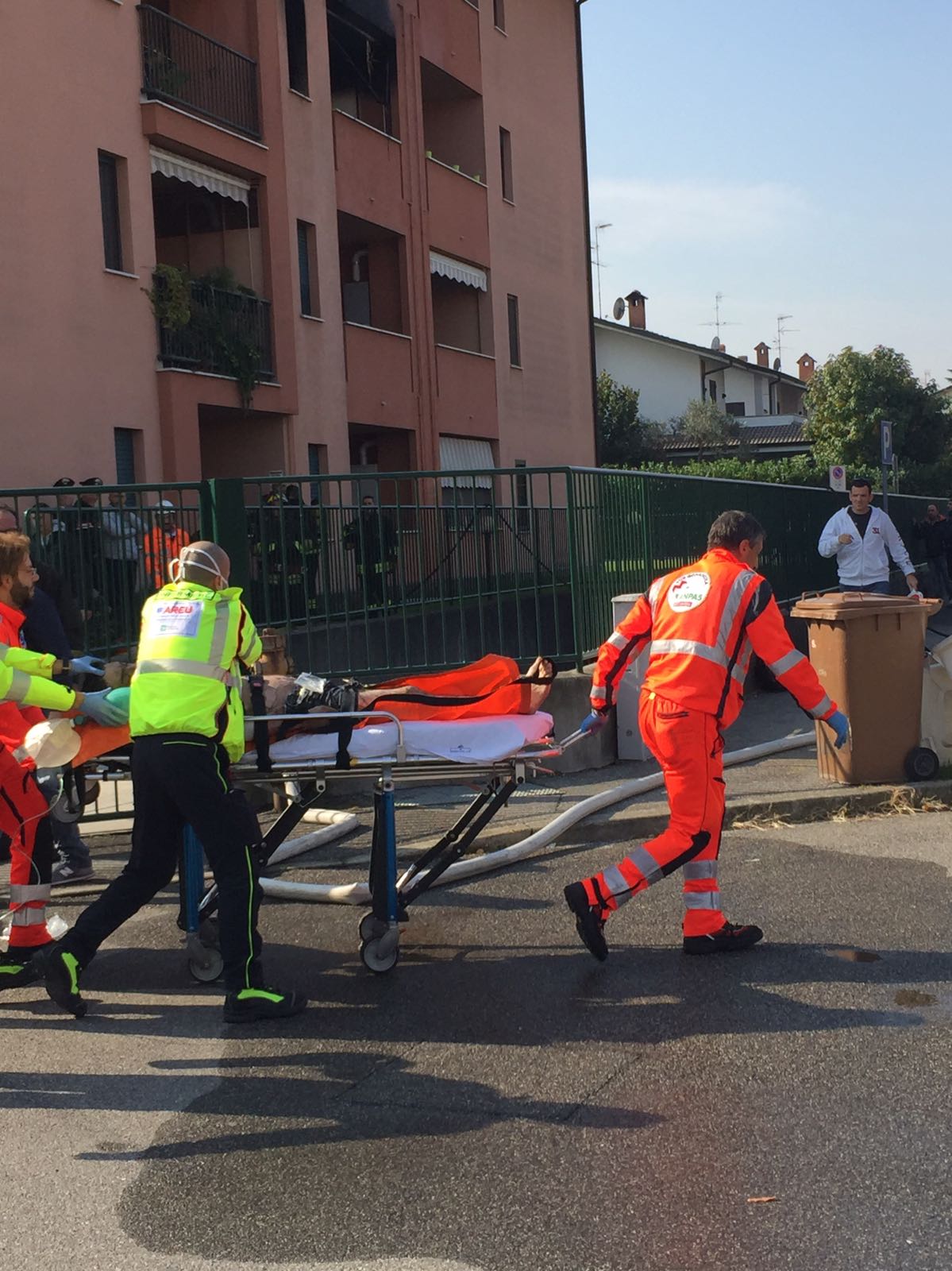 Gorgonzola incendio palazzina piazza bach Vigili del fuoco ambulanza soccorso persona ferita