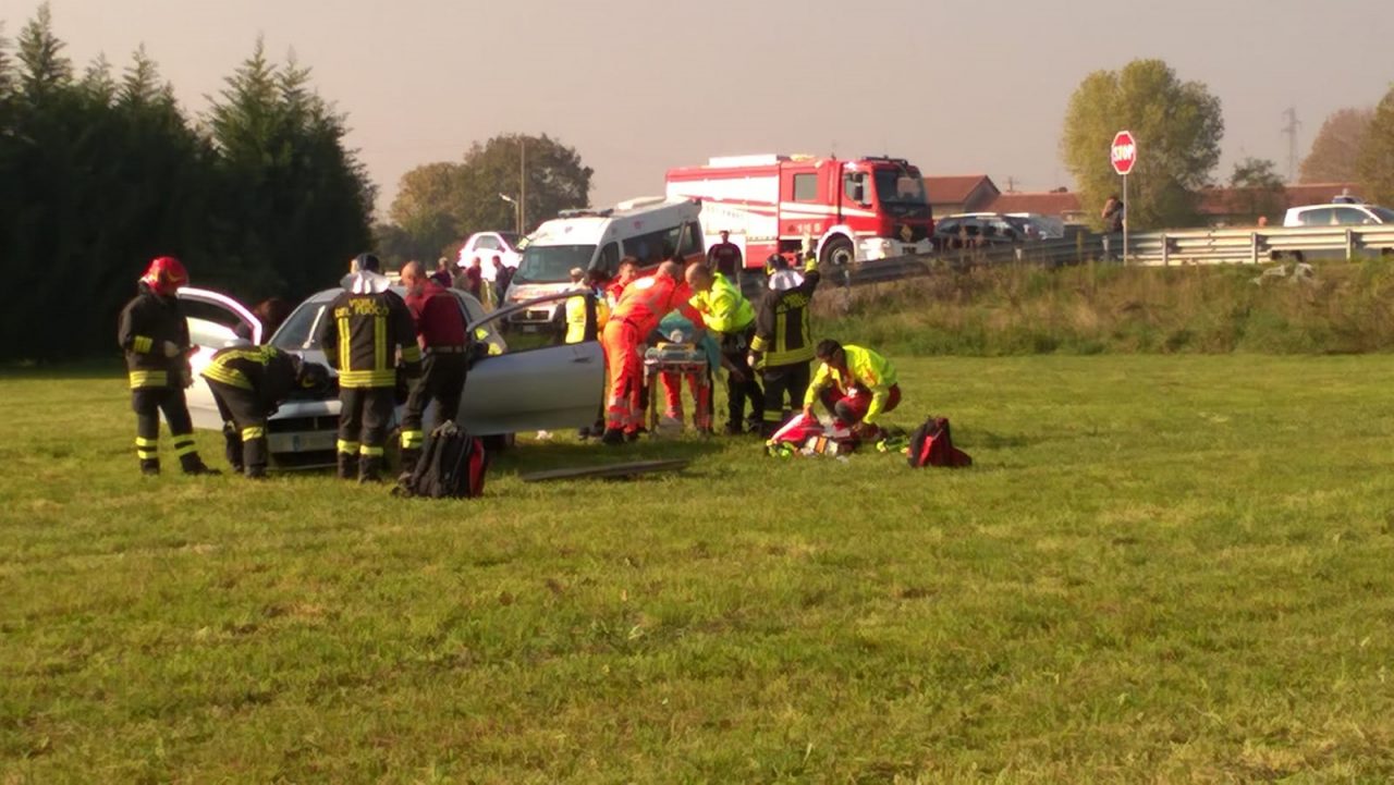 Auto contro trattore un ferito grave a Pessano