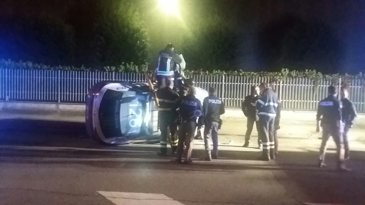 Volante della Polizia ribaltata a Pioltello