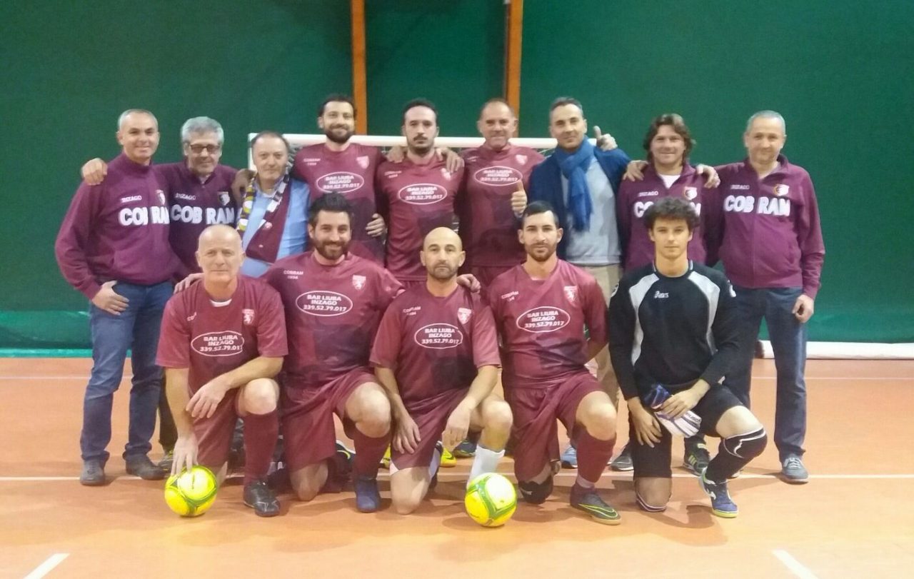 Squadra di calcio sponsor di attori disabili