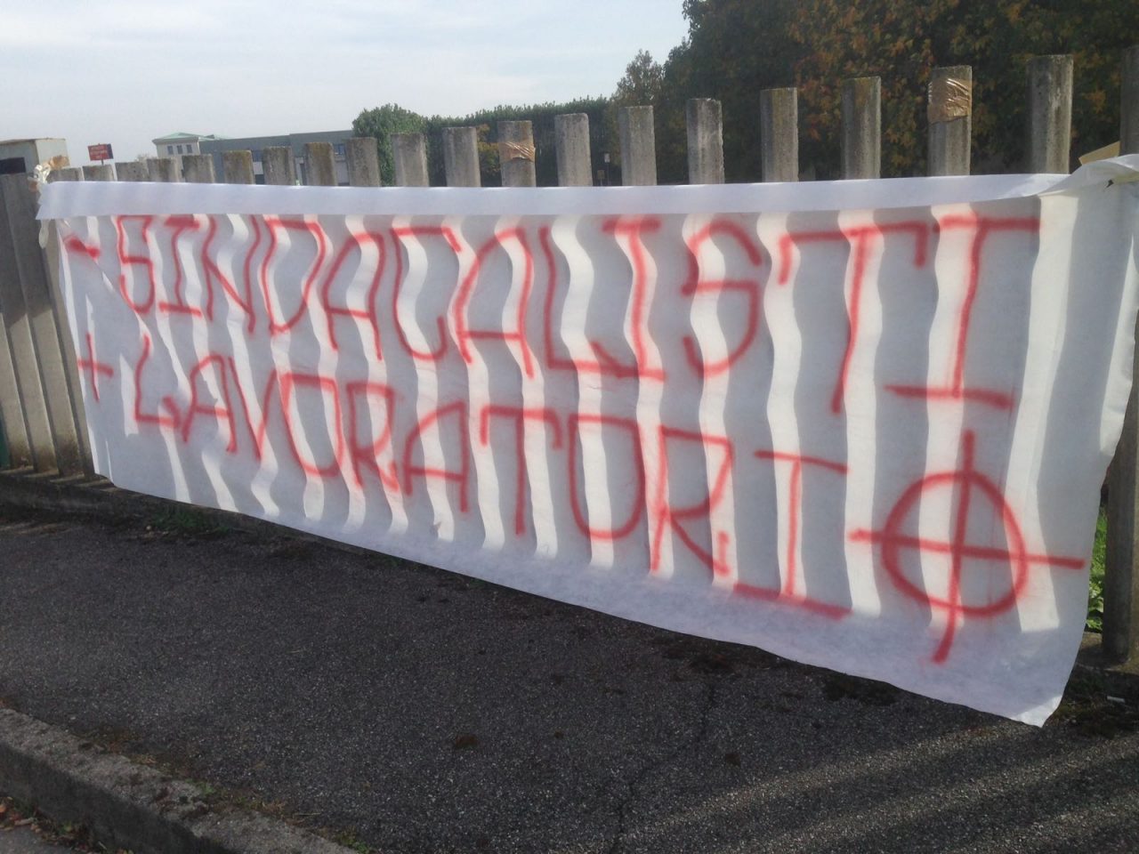 Spariscono le bandiere dei sindacati dall’azienda in sciopero e arriva uno striscione dell’estrema destra