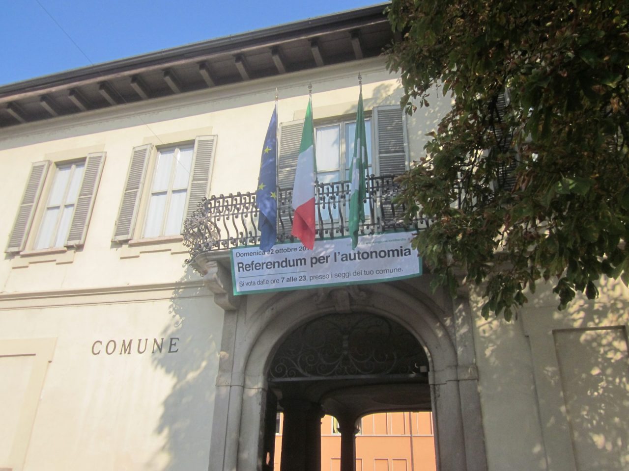 Lo striscione appeso a Palazzo suscita polemiche