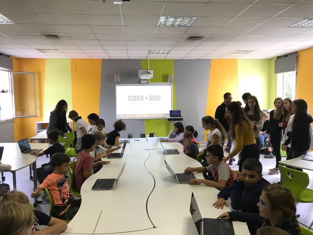 Scuola tecnologica con lezioni di robot