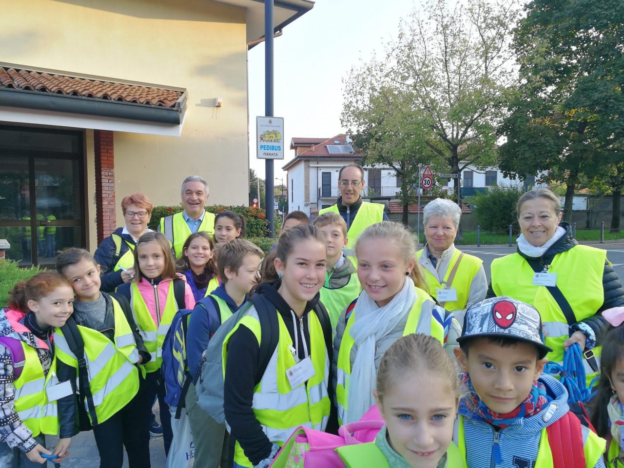 Sindaco e Giunta alla guida del pedibus LE FOTO