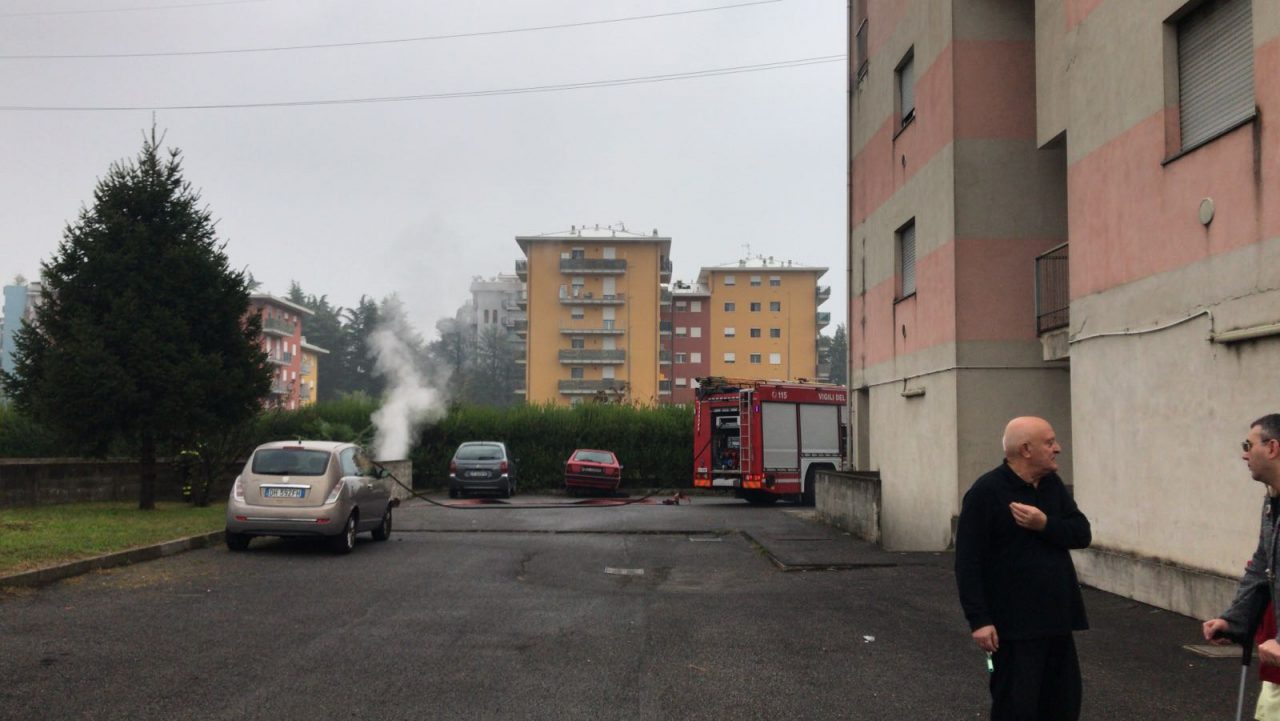 Incendio nei sotterranei delle case Aler VIDEO E FOTO