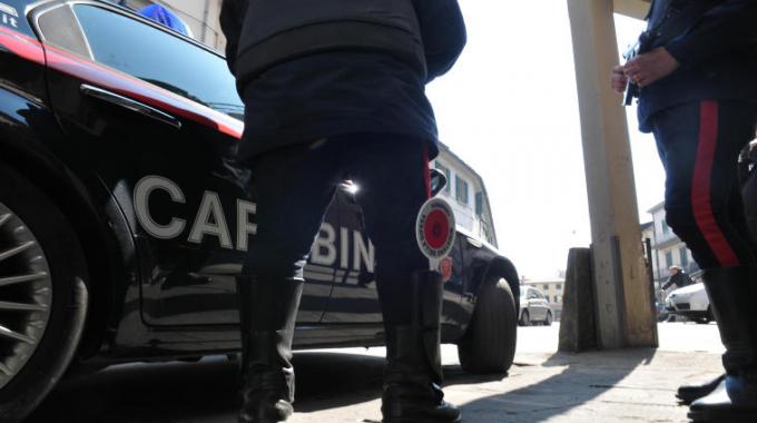 Rapinano una Mini con bastone e forbici: arrestati dopo inseguimento da film