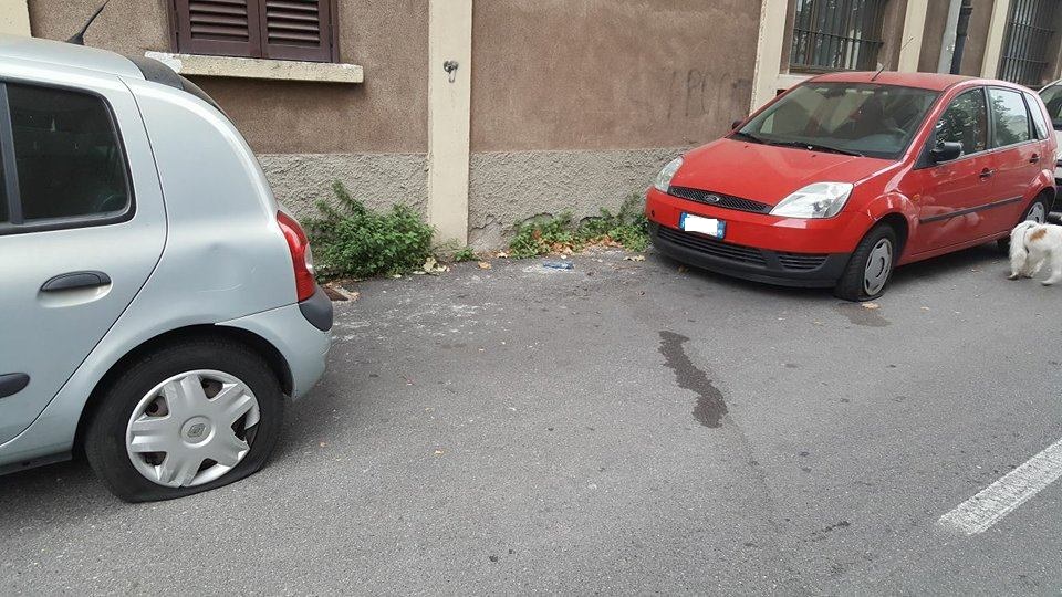 Vandalo fa strage di gomme