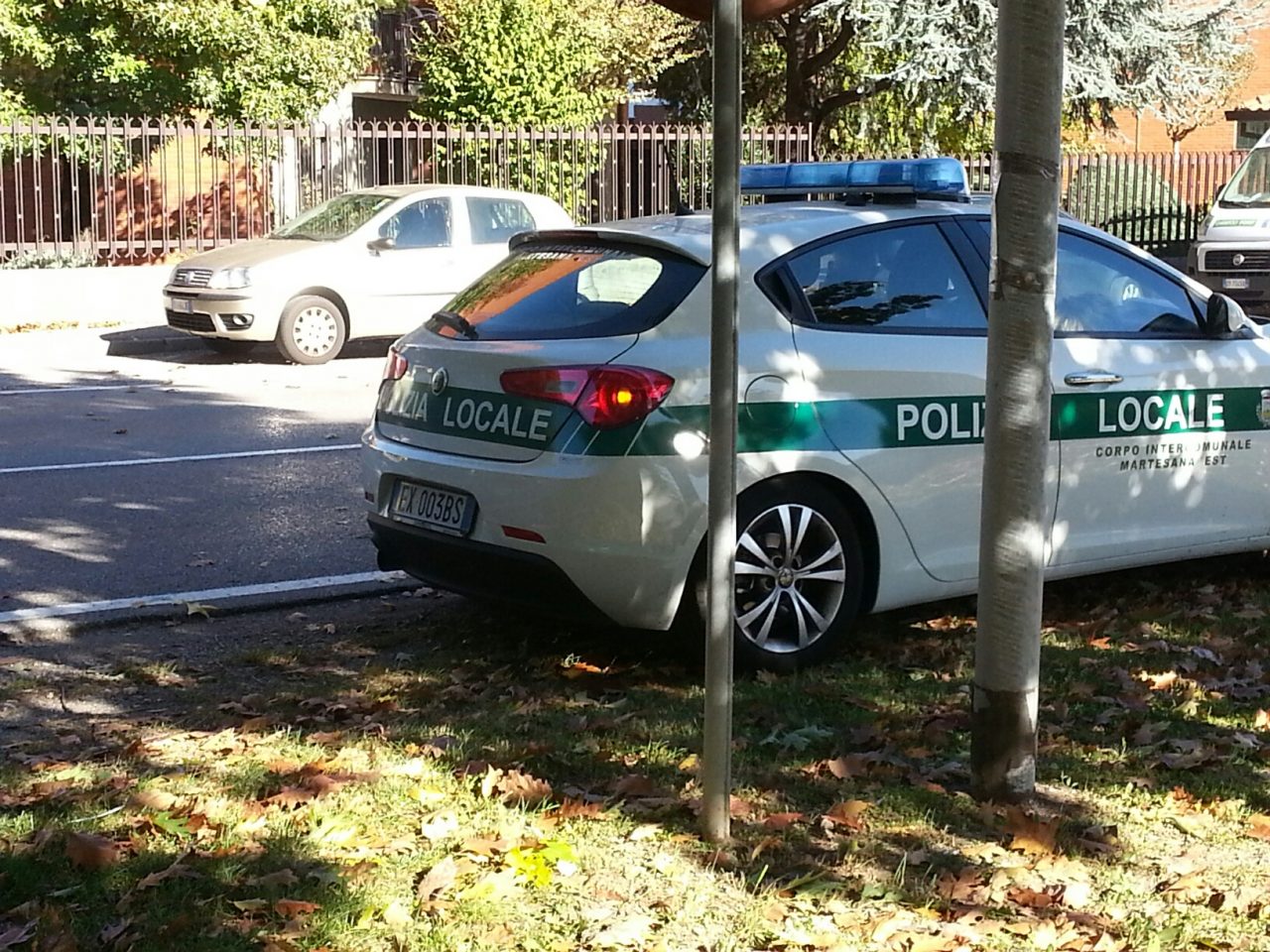 Tampona un’auto e si dà alla fuga