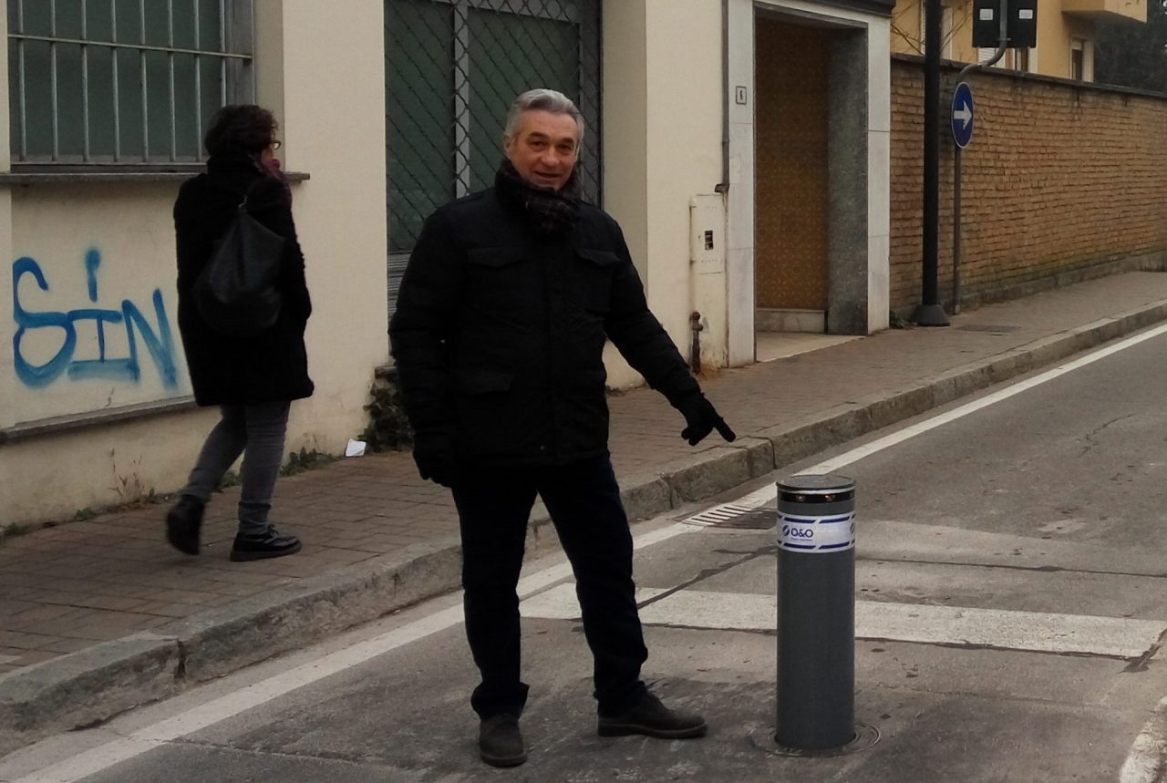 Auto cerca di beffare il dissuasore mobile e finisce per speronarlo LE FOTO