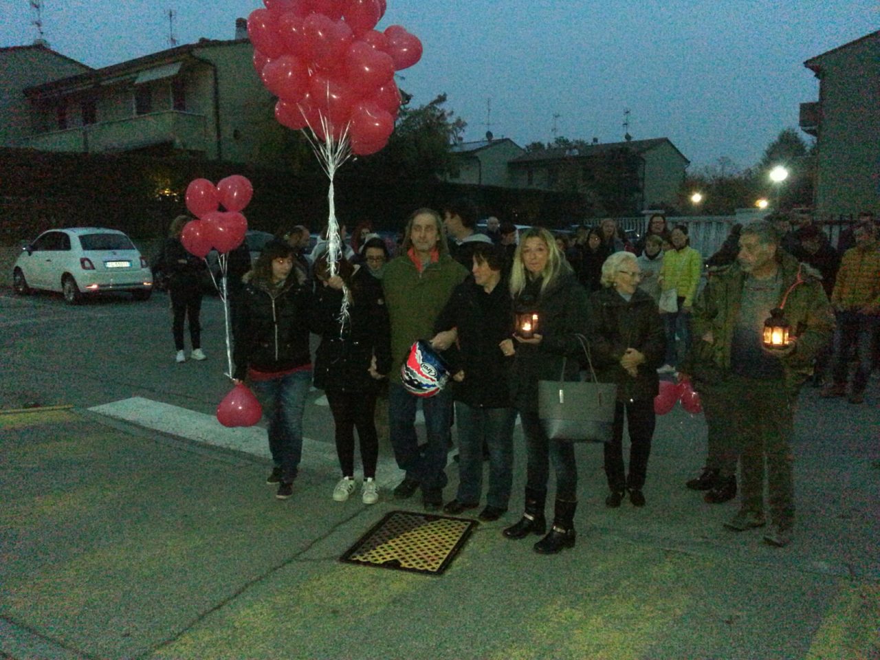 In centinaia per la fiaccolata per Francesco – LE FOTO