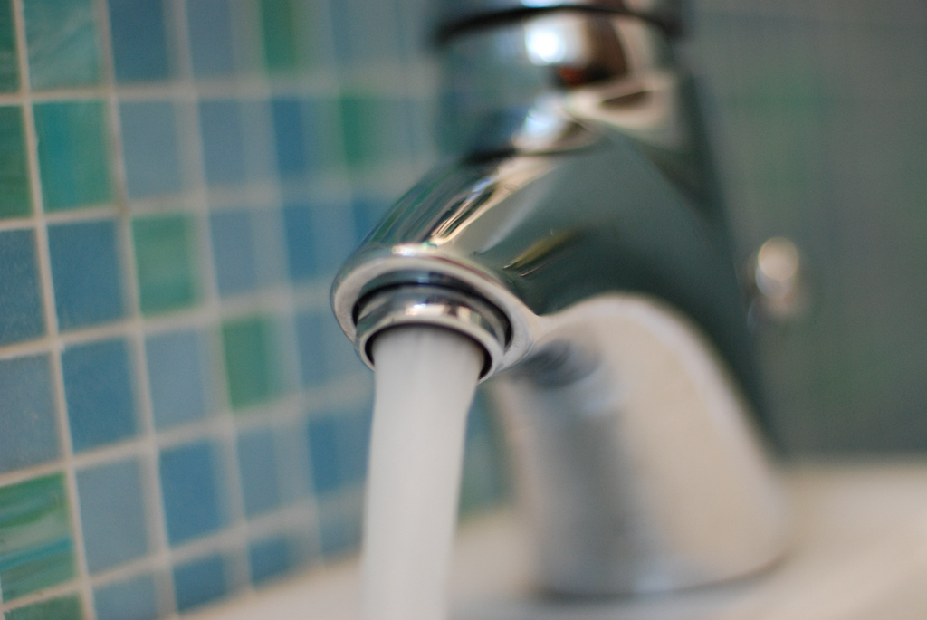 Ansia a Pozzo D’Adda, dai rubinetti della scuola l’acqua esce… marrone