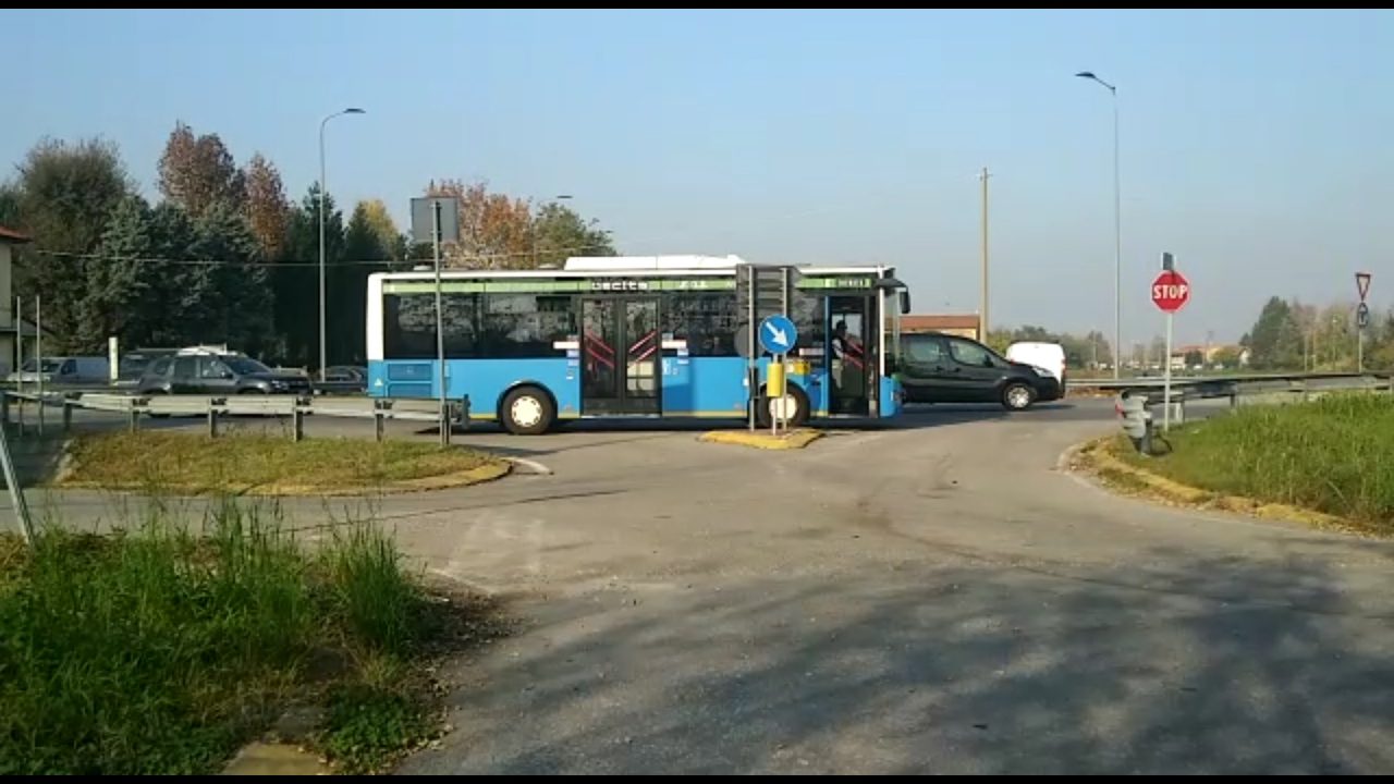 Bambina abbandonata alla rotonda dal bus