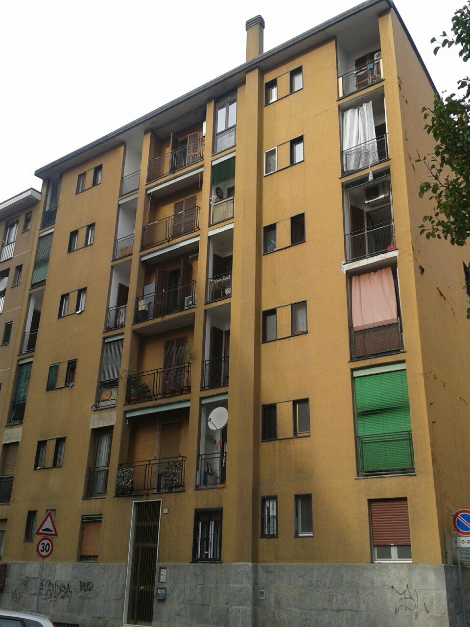 Palazzo con bambini e anziani lasciato al freddo