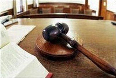 Vessata per anni e costretta a indossare abiti musulmani a processo l’ex marito