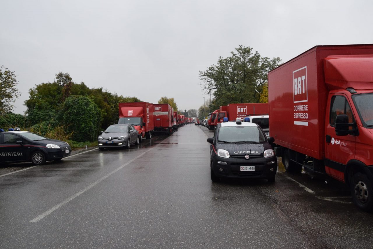 Lavoratori picchettano ingresso della ditta LE FOTO