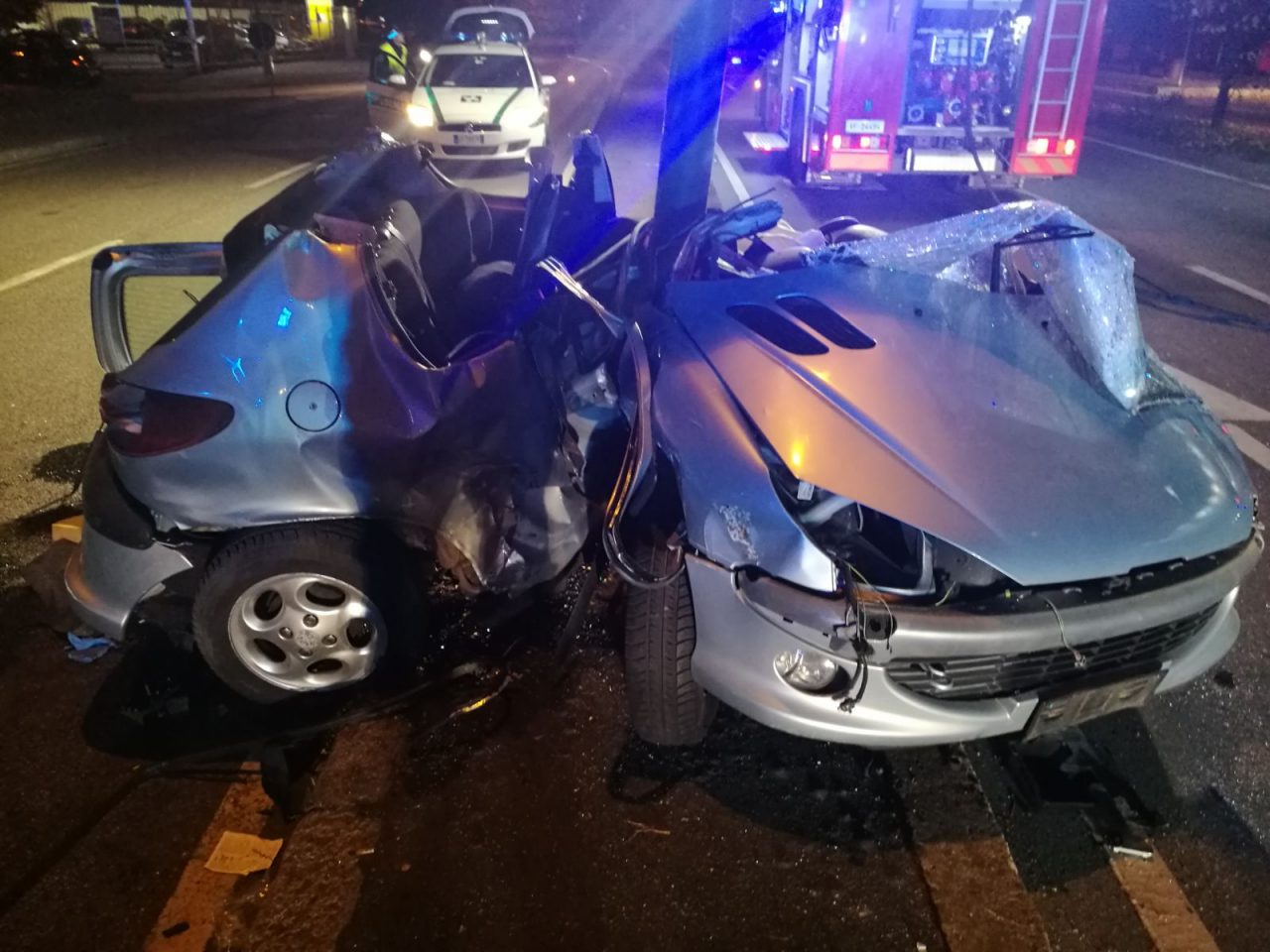Impressionante schianto contro un palo a 120 all’ora: 41enne ancora in gravissime condizioni
