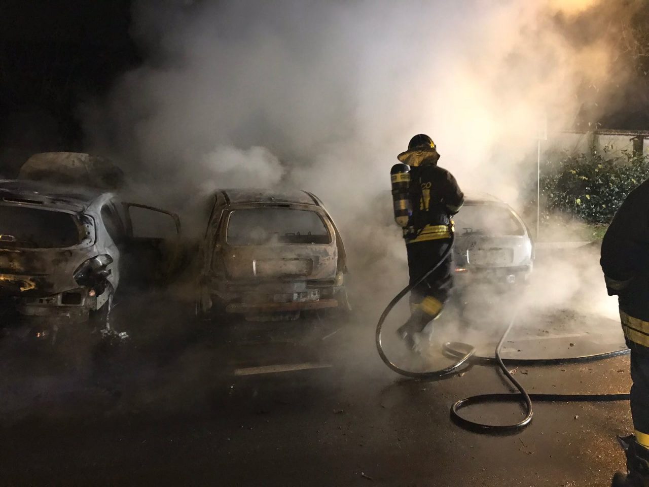 Auto incendiata nella notte nei guai il proprietario E’ stato lui