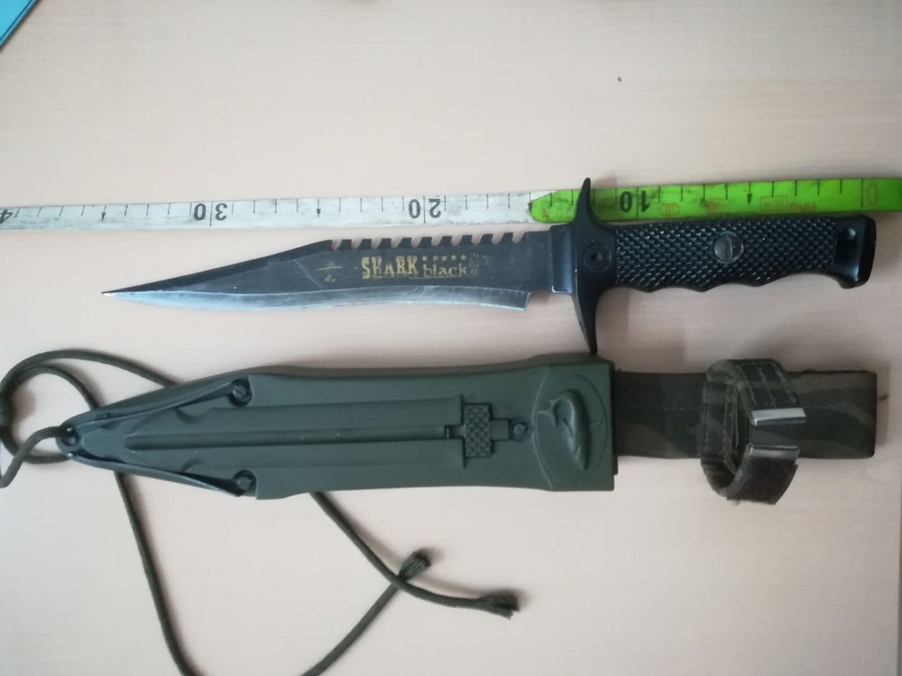 Con un coltello da “Rambo” in giro per il paese