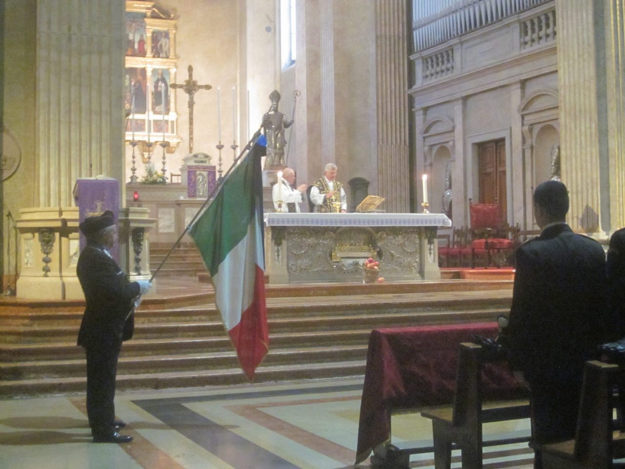 Chiesa gremita per il saluto al carabiniere Michele