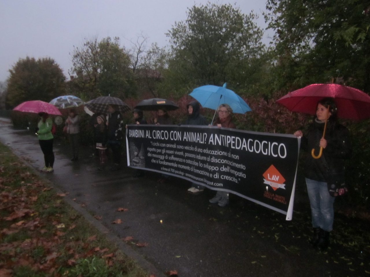 Presidio degli animalisti a Inzago