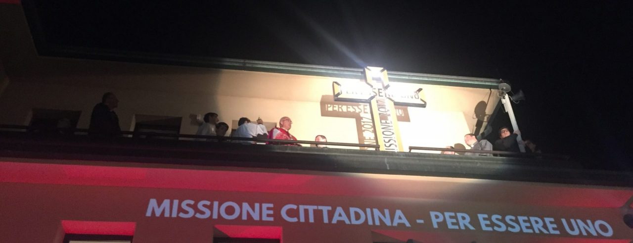 Una grande croce ora veglia sul centro di Cernusco