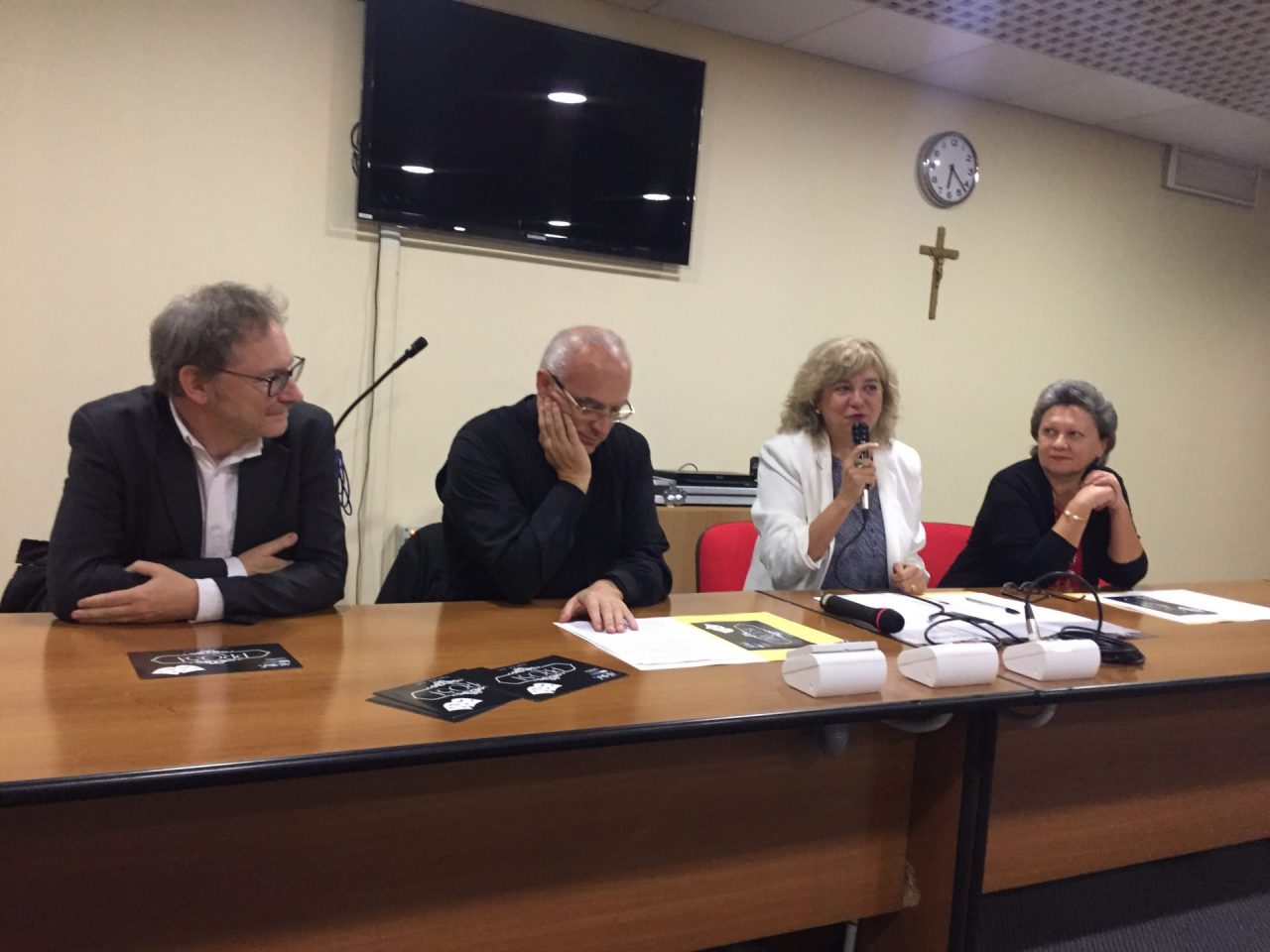 Cernusco assessore, prevosto e artisti insieme a teatro