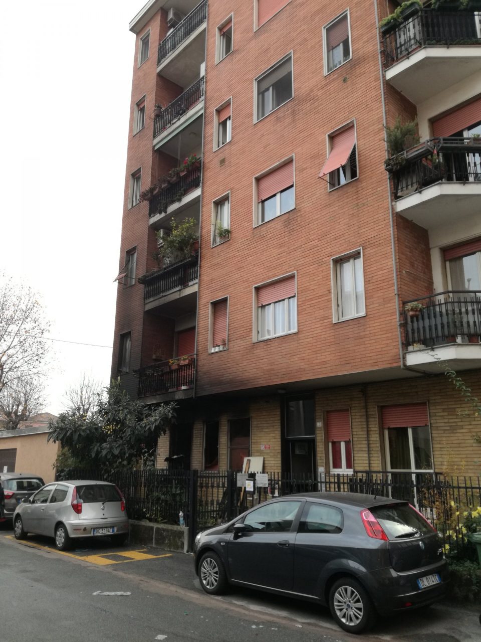 appartamento ancora inagibile in via Monte Grappa a Cassina de' pecchi dopo l'incendio di mercoledì