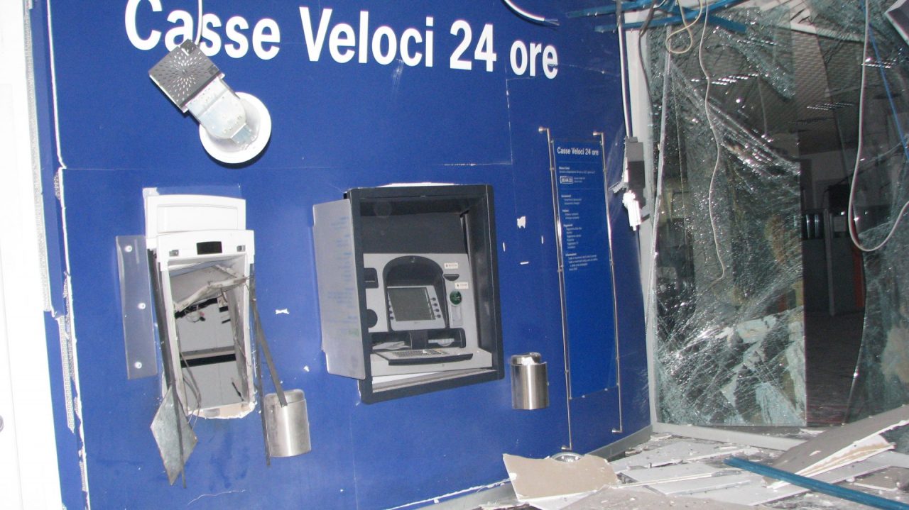 Assalto esplosivo alla banca di via IV Novembre FOTO