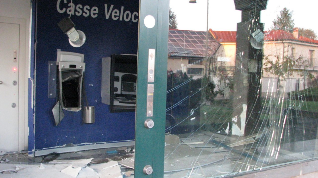 Acetilene per far saltare il bancomat. Tre colpi in una notte