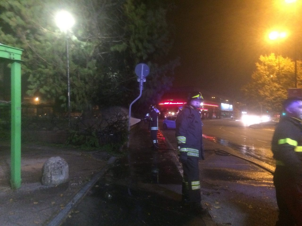 Fiamme nella piazza di via Carducci