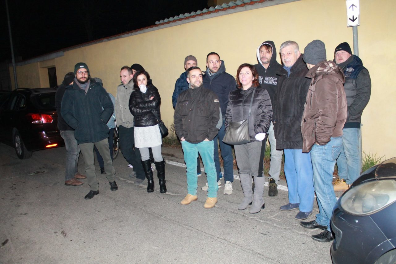 Odori molesti scendono in strada di notte per dire basta