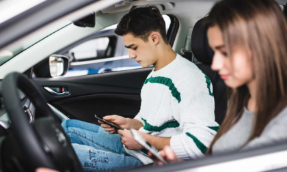 Cellulare alla guida i dati allarmanti sui giovani