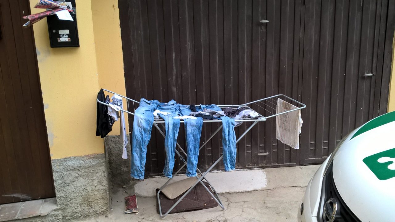 Nella rimessa in pieno centro ci vivevano in tre LE FOTO