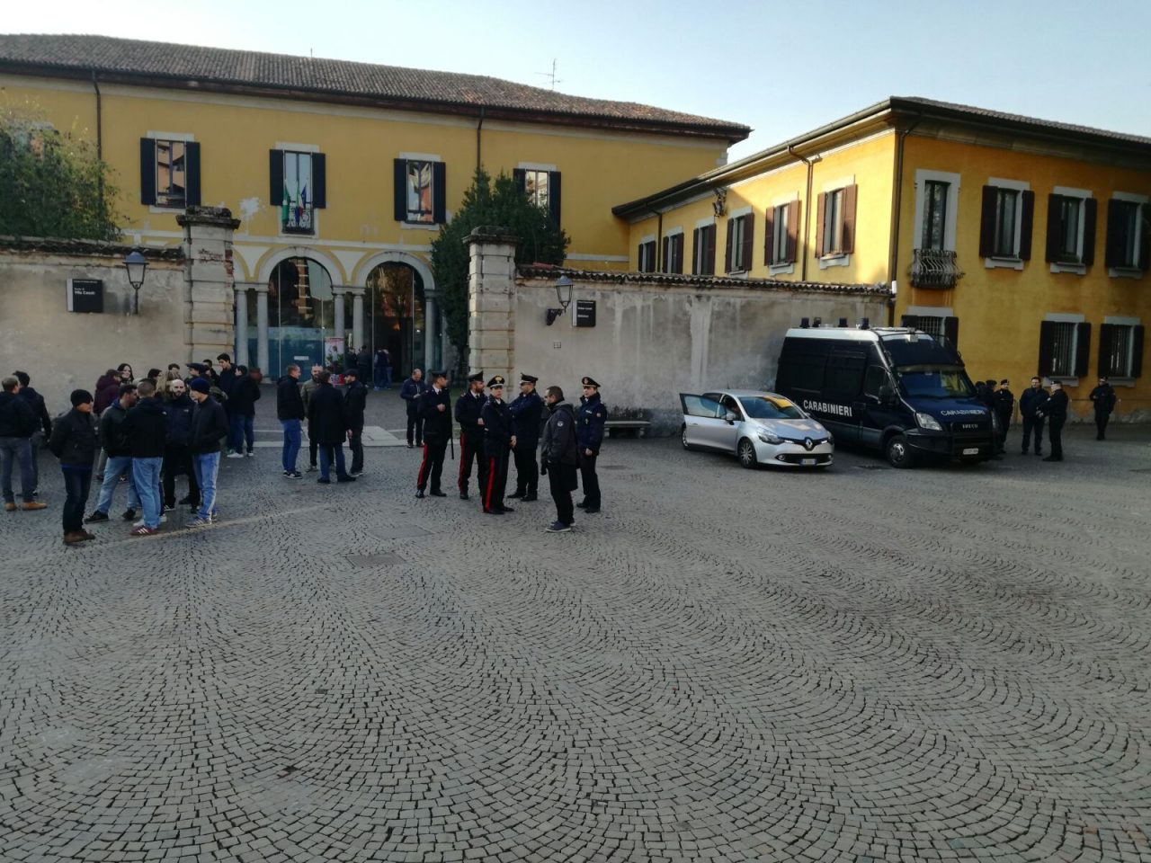 Casa Pound trattata con i guanti Casa in movimento bistrattata