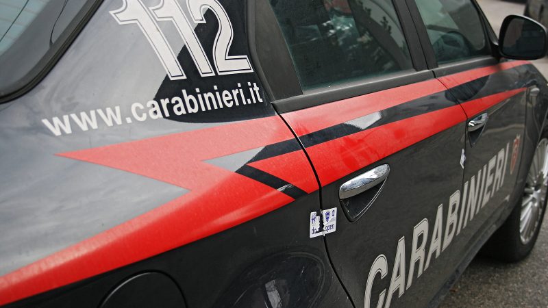 Litigano e lei chiama il compagno per picchiarlo: benzinaio in ospedale