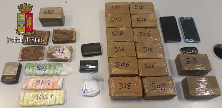 Sei chili di droga in casa: arrestato 41enne