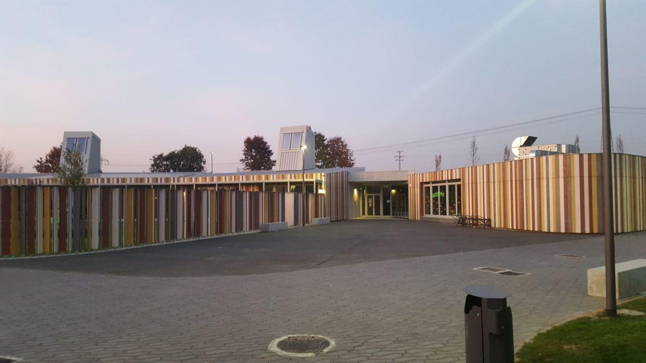 Esposto sulle bandiere della scuola di Cernusco