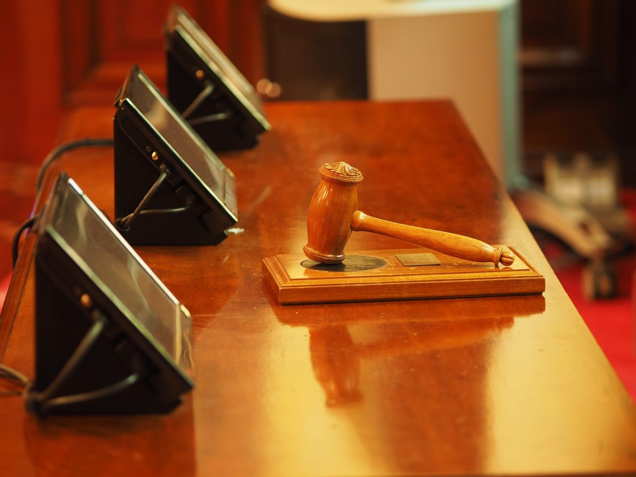 Botte alla figlia con bastone e cacciavite, papà a processo