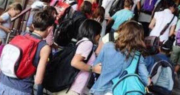 Studenti medie accompagnati per legge, basterà una liberatoria per evitarlo