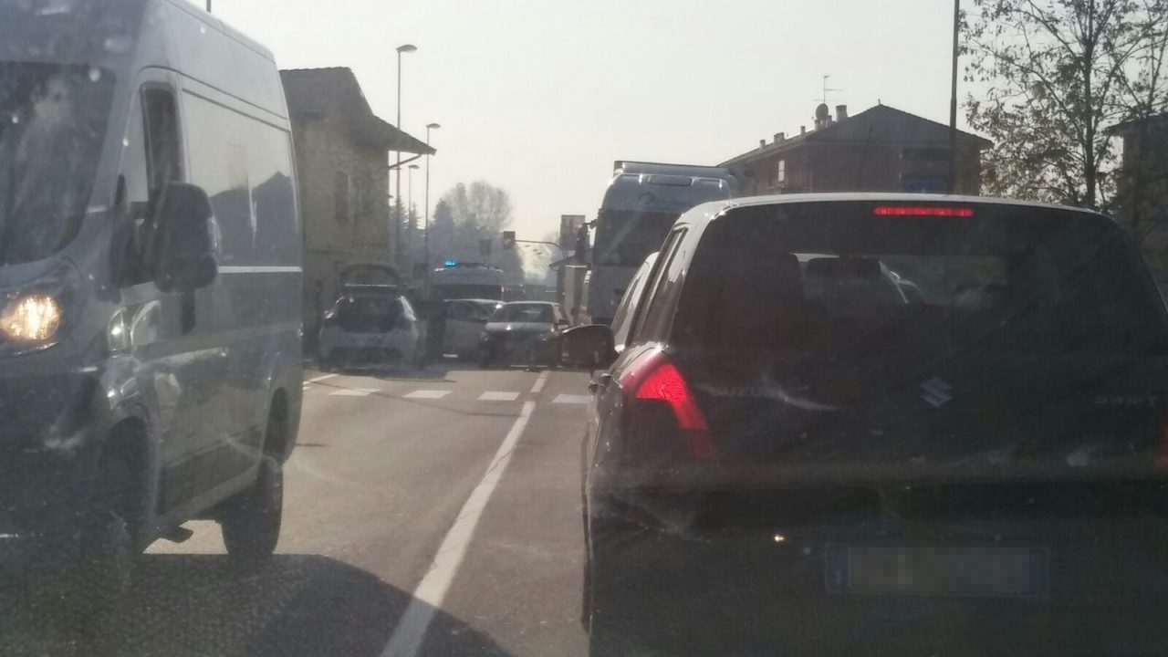 Traffico rallentato sulla Cerca per incidente