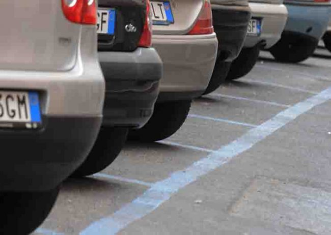 Il parcheggio del centro sportivo diventa a pagamento