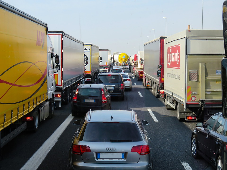 Auto in fiamme in autostrada A4 in direzione Venezia nel tratto fra Cambiago e Trezzo