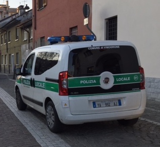 Furgone investe una 16enne sulle strisce pedonali: ragazzina in ospedale
