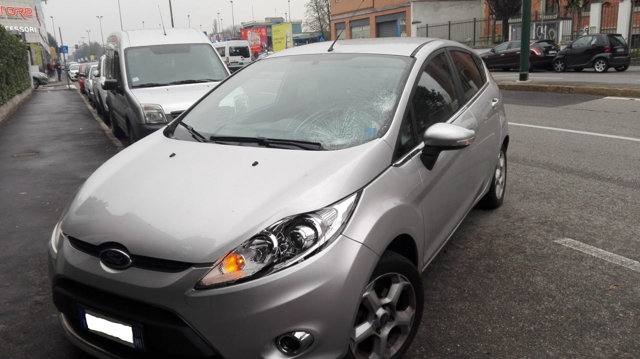 Auto investe pedone: parabrezza in frantumi